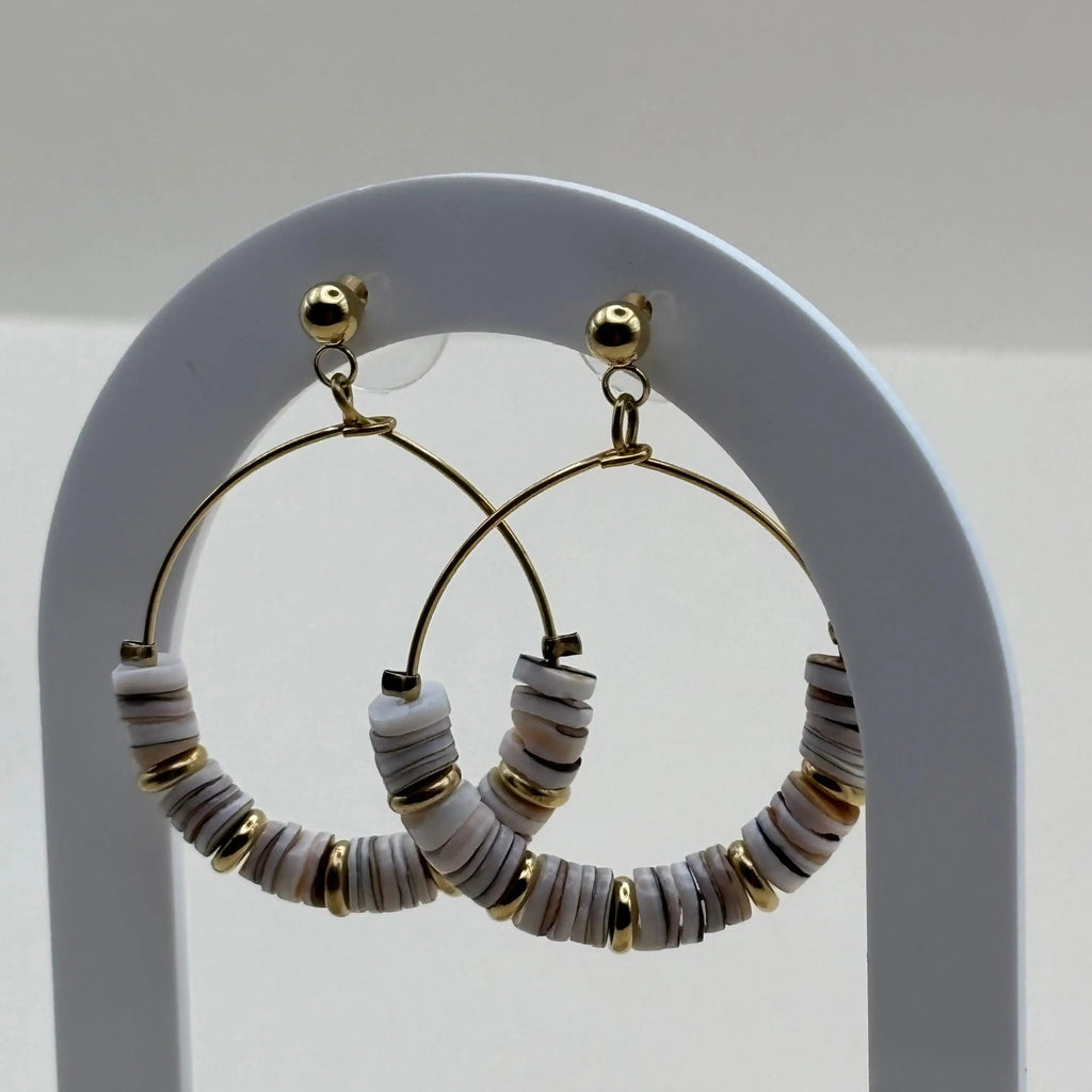 Des boucles d'oreilles créoles dorées avec des perles colorées grises créole en acier inoxydable