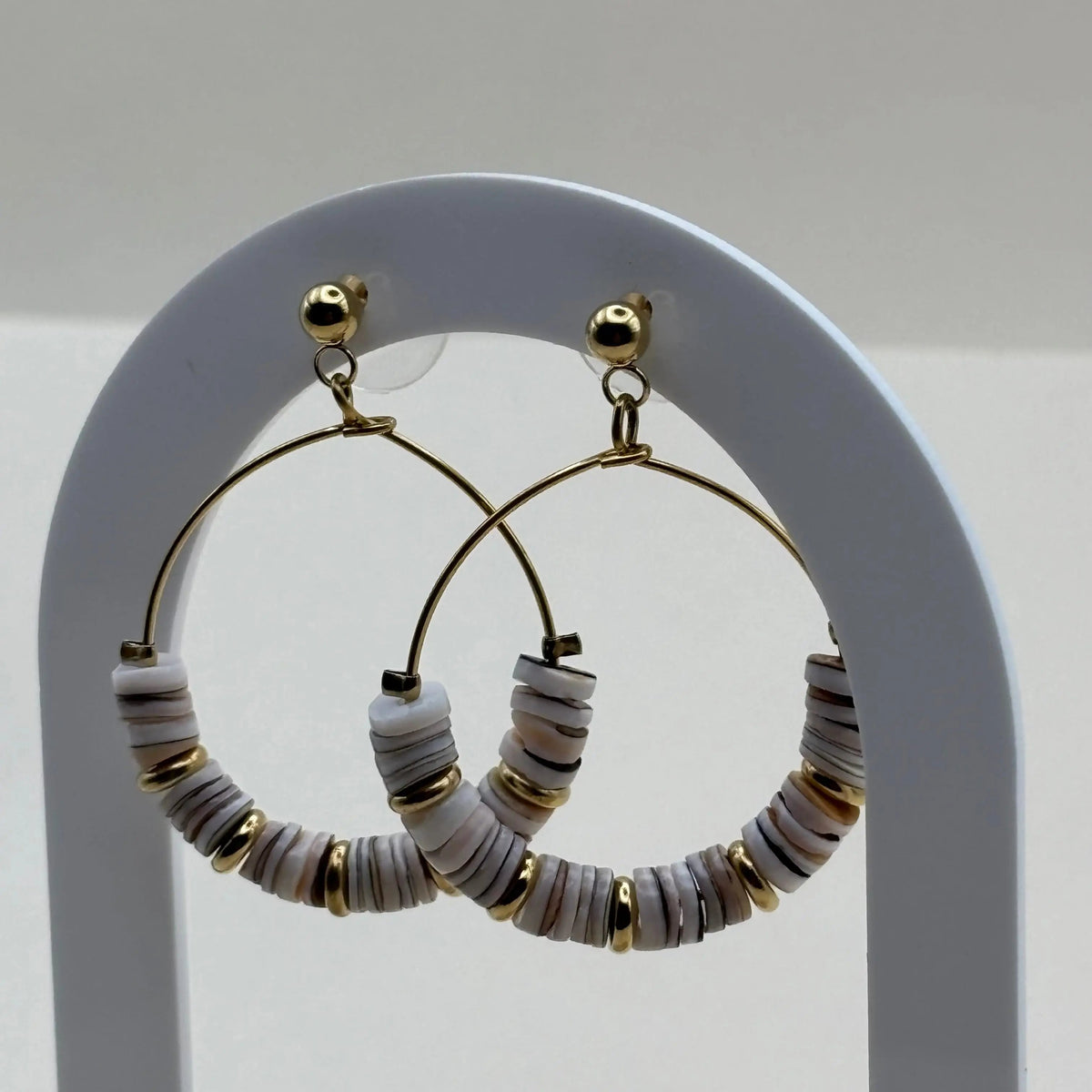 Des boucles d'oreilles créoles dorées avec des perles colorées grises créole en acier inoxydable