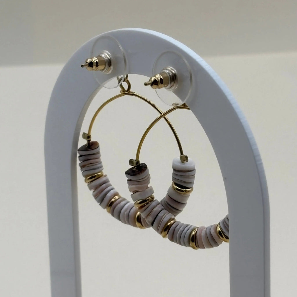 Une paire de boucles d'oreilles créoles dorées avec des perles colorées grises créole en acier inoxydable