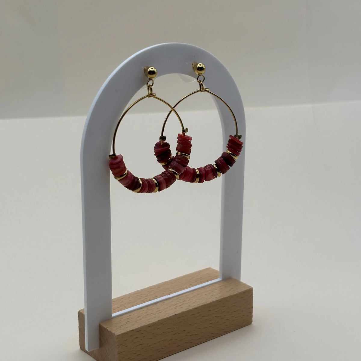 Boucles d'oreilles créoles dorées avec des perles colorées rouges créole en acier inoxydable