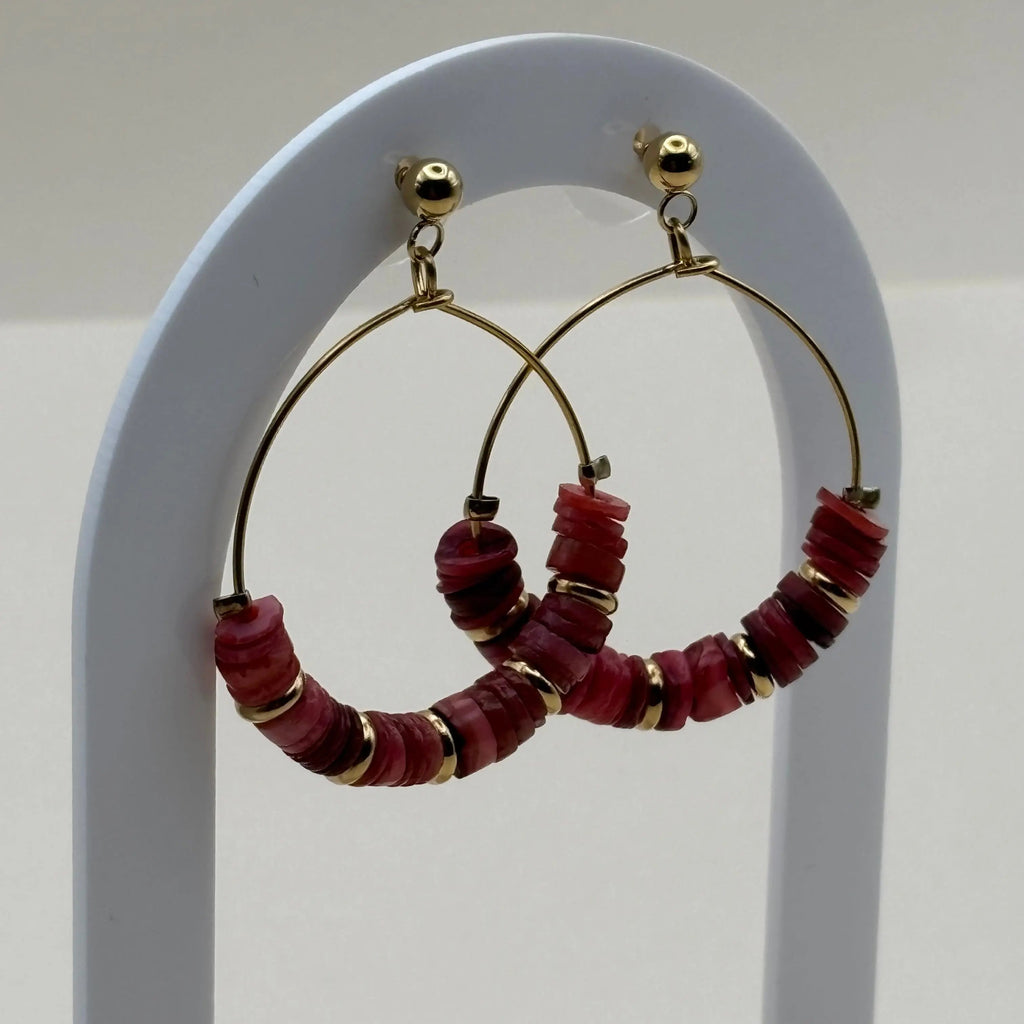 Des boucles d'oreilles créoles dorées avec des perles colorées rouges créole en acier inoxydable