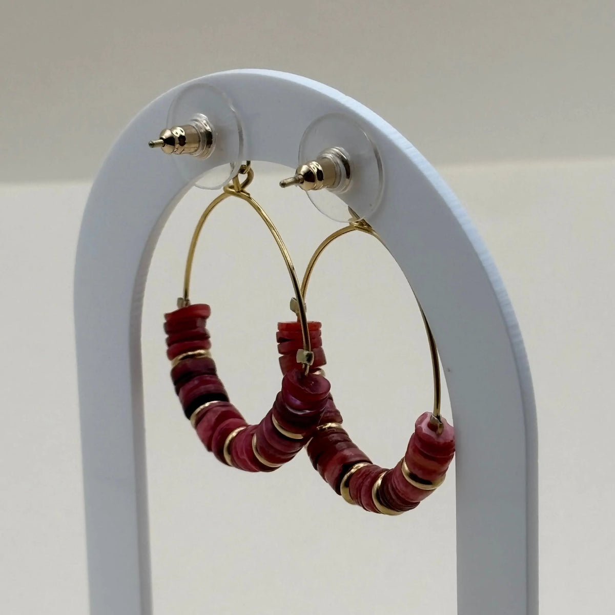 Une paire de boucles d'oreilles créoles dorées avec des perles colorées rouges créole en acier inoxydable