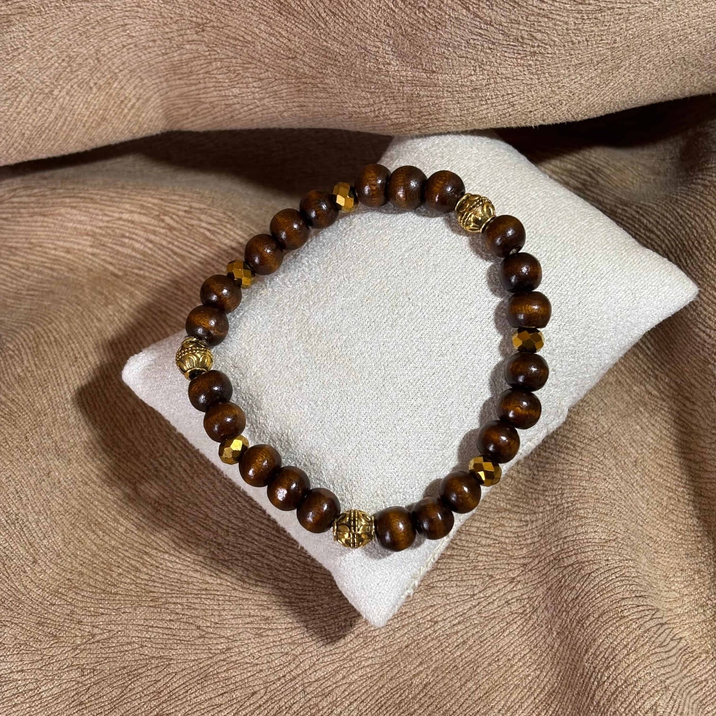 Bracelet en perles artisanal | Bracelet avec perles ethniques dorées |Perles en bois sur élastique