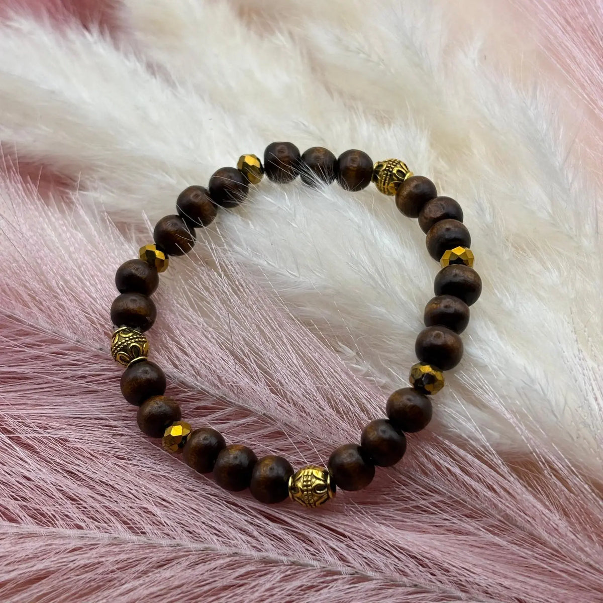 Bracelet artisanal en perles avec perles ethniques dorées et en bois sur élastique