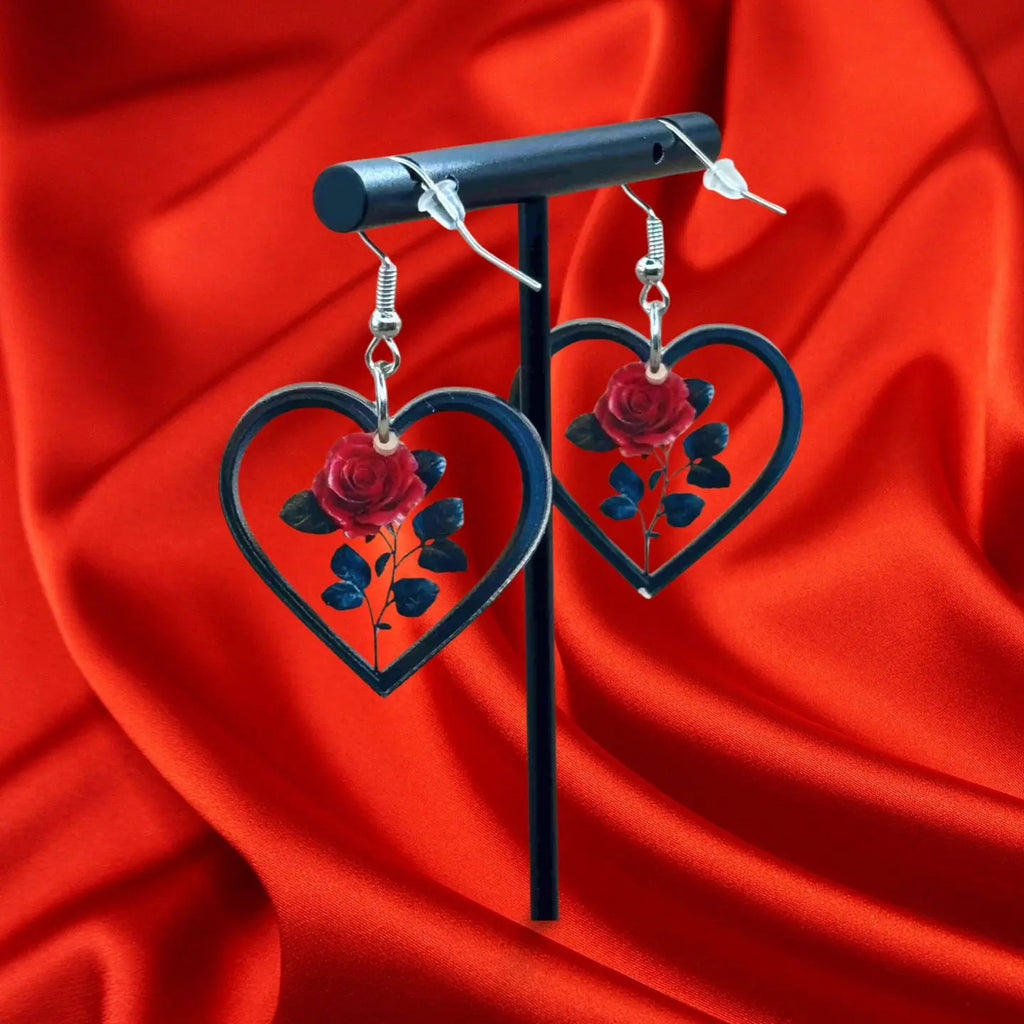 Boucles d'oreilles pour halloween en forme coeur transparent avec à l'intérieur une rose rouge vendues sur le site pretes a briller
