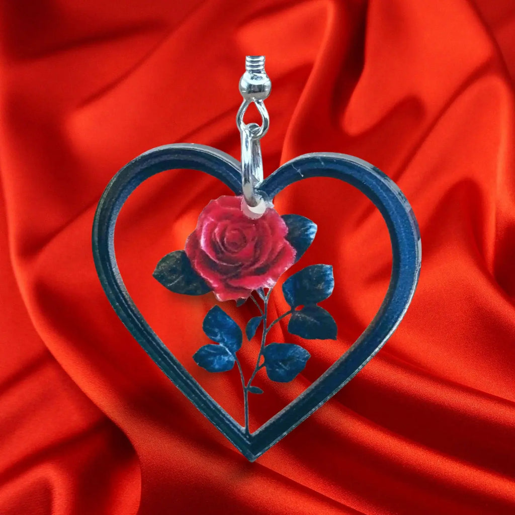 Boucles d'oreilles halloween en forme coeur transparent avec à l'intérieur une rose rouge vendues sur le site pretes a briller