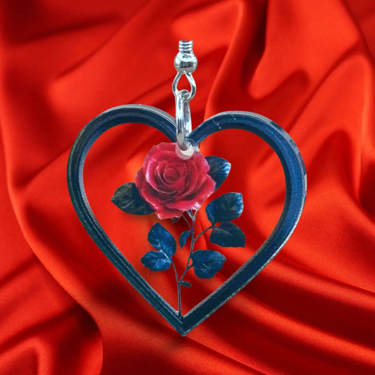 Boucles d'oreilles halloween en forme coeur transparent avec à l'intérieur une rose rouge vendues sur le site pretes a briller