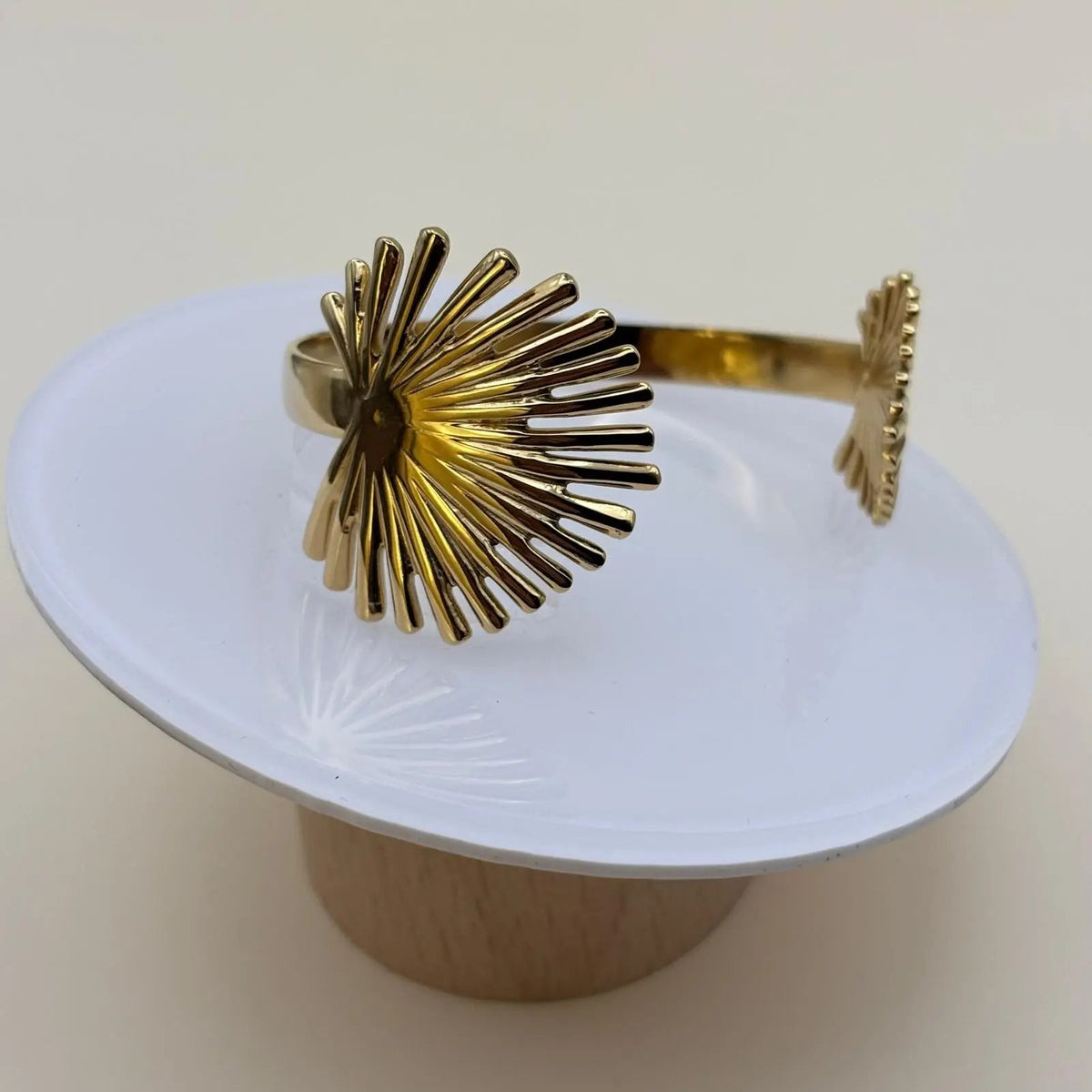 Bracelet rigide doré ouvert avec motif feuille de palmier dorée