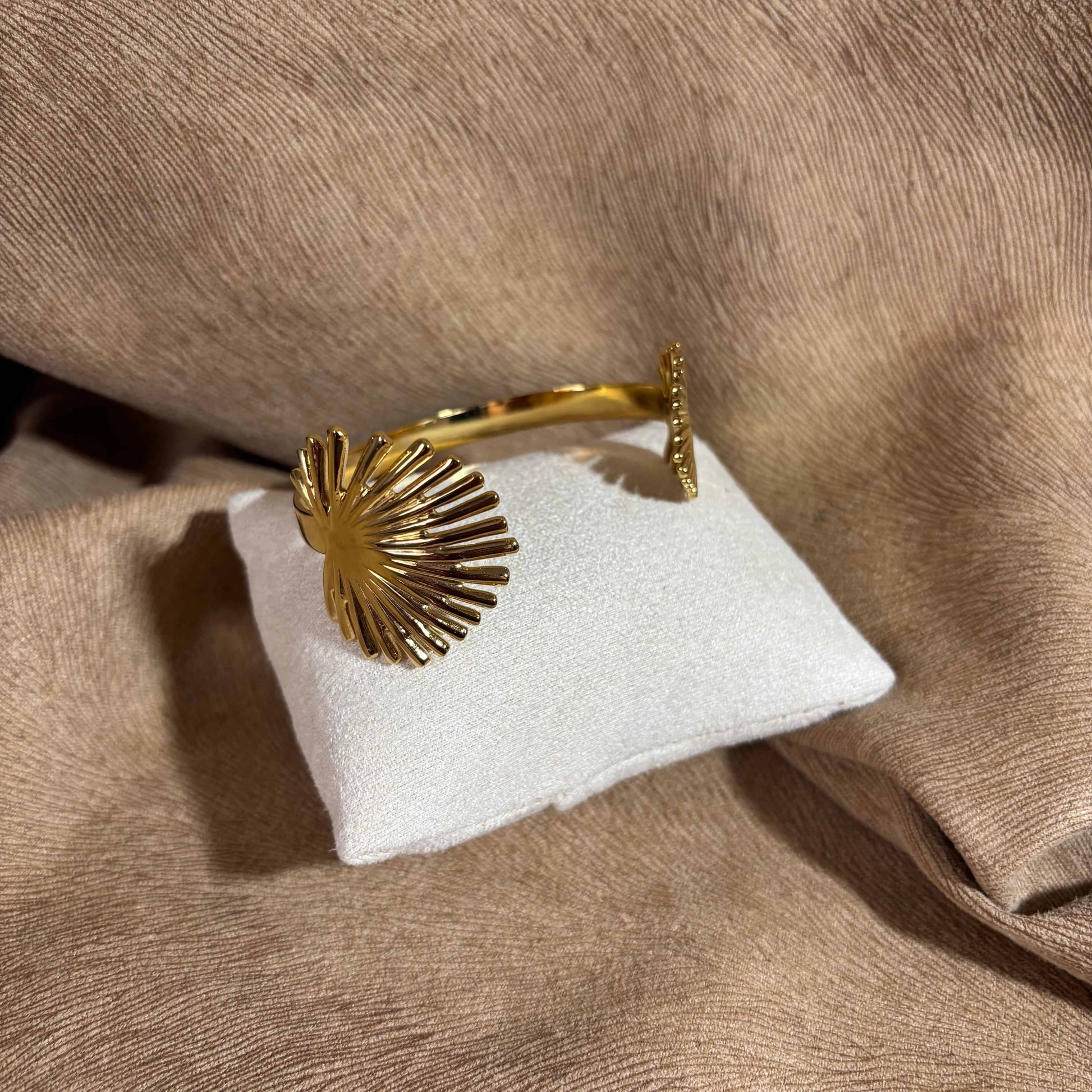 Bracelet doré |Bracelet rigide ouvert | Feuille de palmier