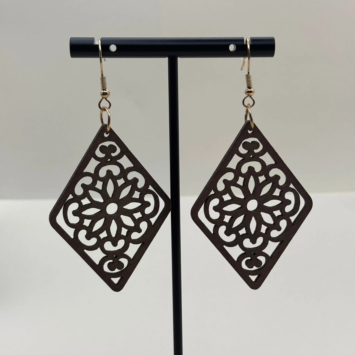 Boucles d'oreilles avec attache dorée boucle en bois en forme de losange et motif ajouré