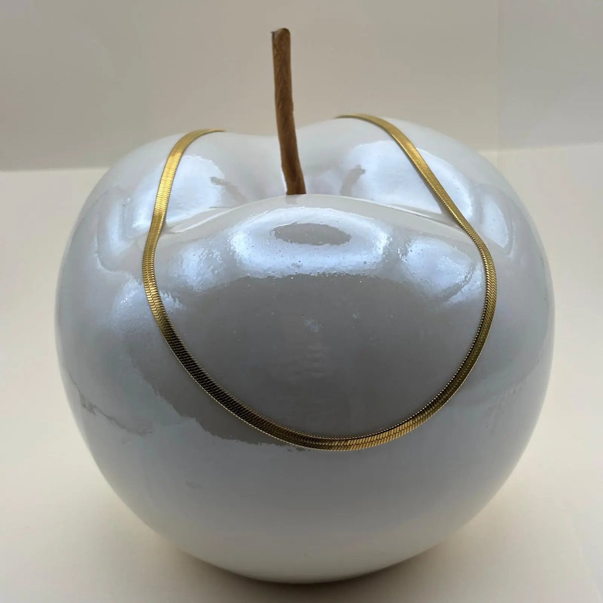 Un collier doré avec maille serpent doré