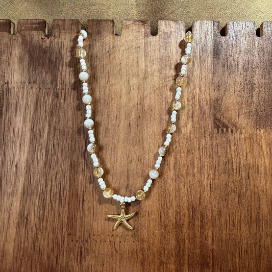 Collier artisanal | Collier avec breloque étoile de mer dorée | Perles de verre blanche et acrylique sur élastique