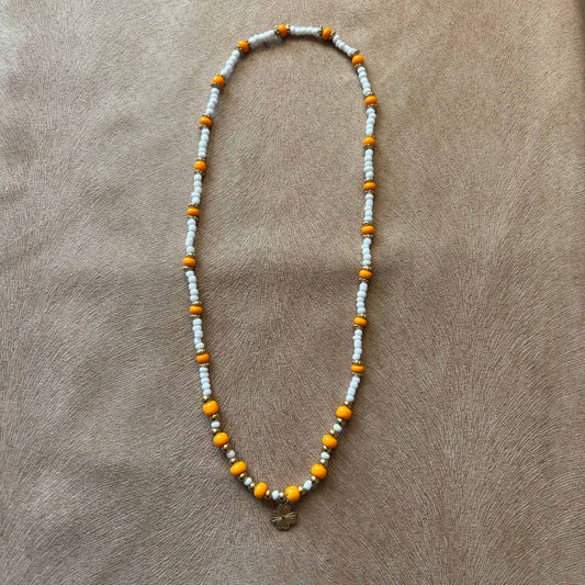 Collier artisanal |Collier avec breloque fleur dorée | Perles de verre blanches et acrylique orange sur élastique