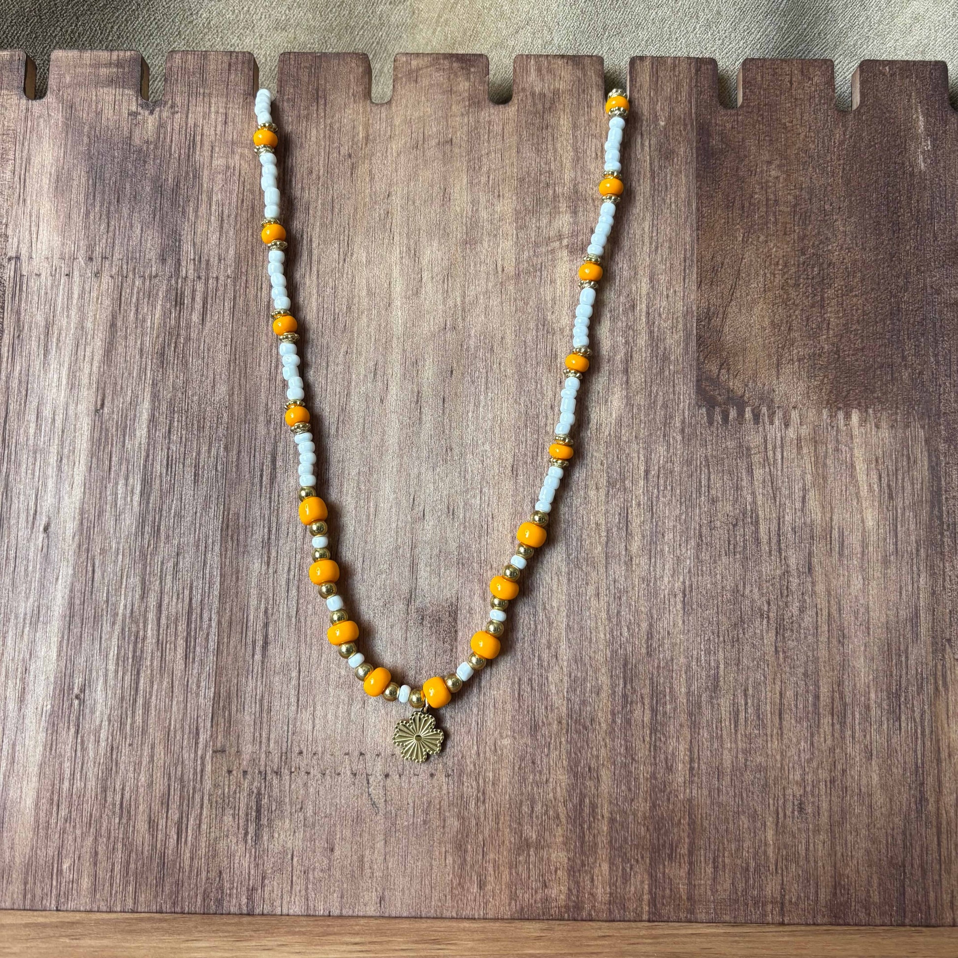 Collier artisanal |Collier avec breloque fleur dorée | Perles de verre blanches et acrylique orange