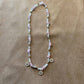 Collier artisanal | Collier avec breloques soleil doré sur fond blanc | Perles de verre blanche et acrylique rose sur élastique