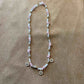Collier artisanal en perles rose et blanches avec pendentifs décoratifs en forme de soleil bijou vendu sur le site internet prêtes à briller