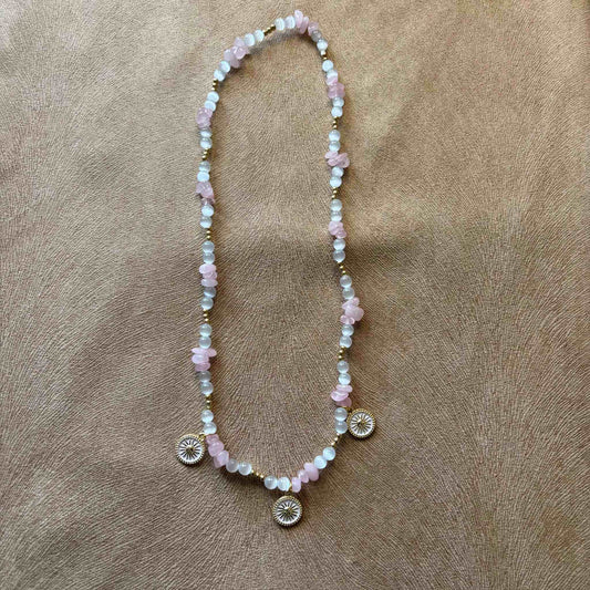 Collier artisanal en perles rose et blanches avec pendentifs décoratifs en forme de soleil bijou vendu sur le site internet prêtes à briller