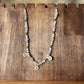 Collier artisanal | Collier avec breloques soleil doré sur fond blanc | Perles de verre blanche et acrylique rose