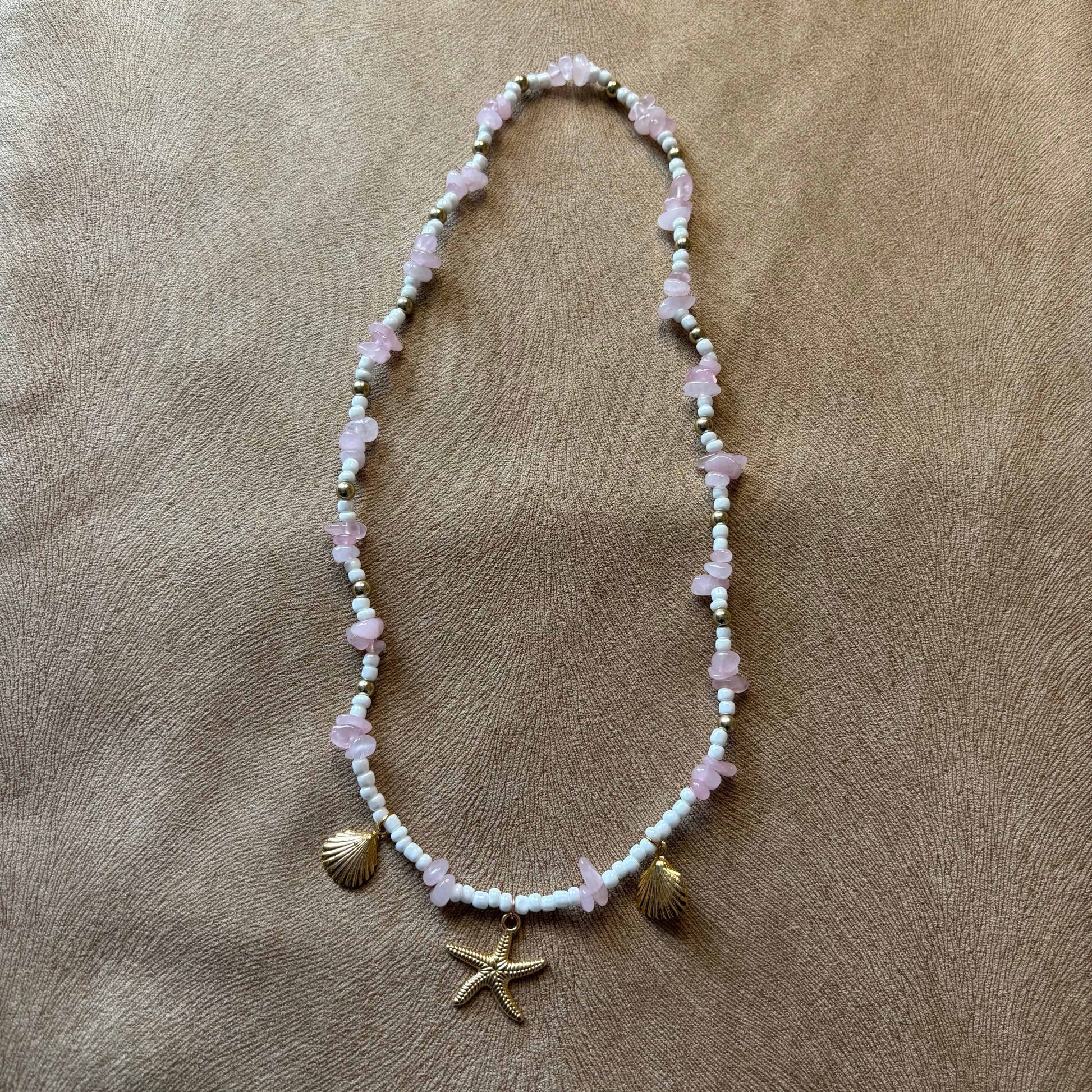 Collier artisanal |Collier avec breloques étoile de mer coquillages dorés | Perles de verre blanche et acrylique rose sur élastique