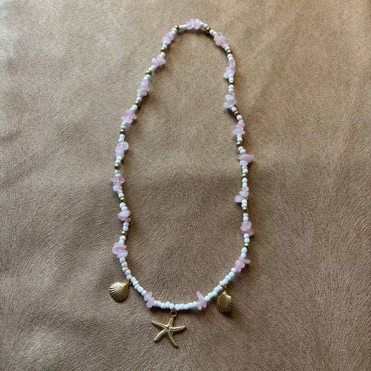 Collier artisanal |Collier avec breloques étoile de mer coquillages dorés | Perles de verre blanche et acrylique rose sur élastique
