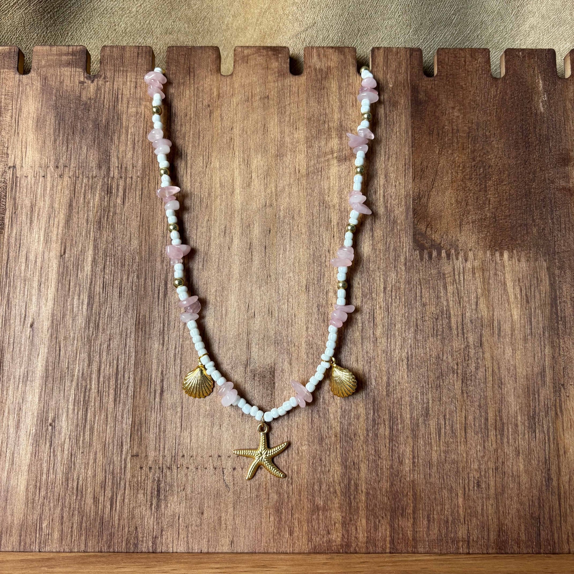Collier artisanal |Collier avec breloques étoile de mer coquillages dorés | Perles de verre blanche et acrylique rose