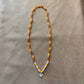 Collier artisanal |Collier avec breloque cœur nacré |Perles de verre oranges et blanches sur élastique