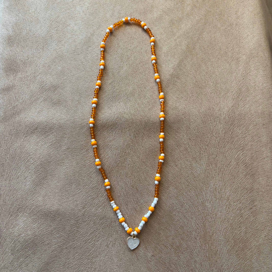 Collier artisanal |Collier avec breloque cœur nacré |Perles de verre oranges et blanches sur élastique