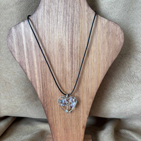 Collier artisanal | Collier cordon nylon ciré noir | Pendentif forme cœur en métal | Perles pastels acryliques sur arbre de vie