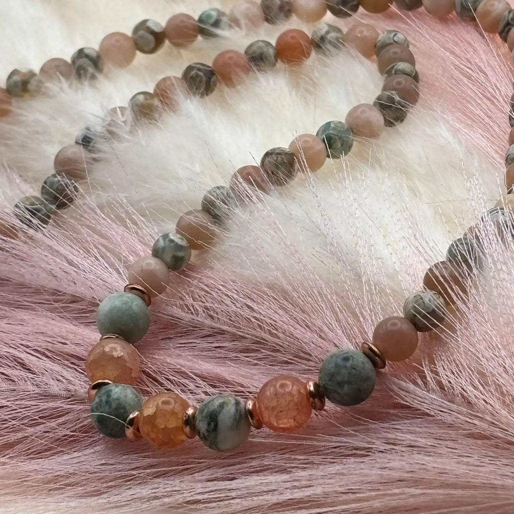 Collier artisanal en perles naturelles saumon perles bicolores sur élastique