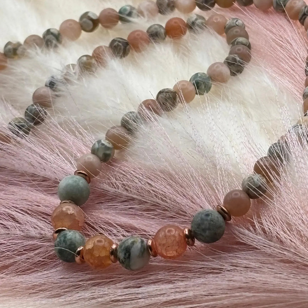 Collier artisanal en perles naturelles saumon perles bicolores sur élastique