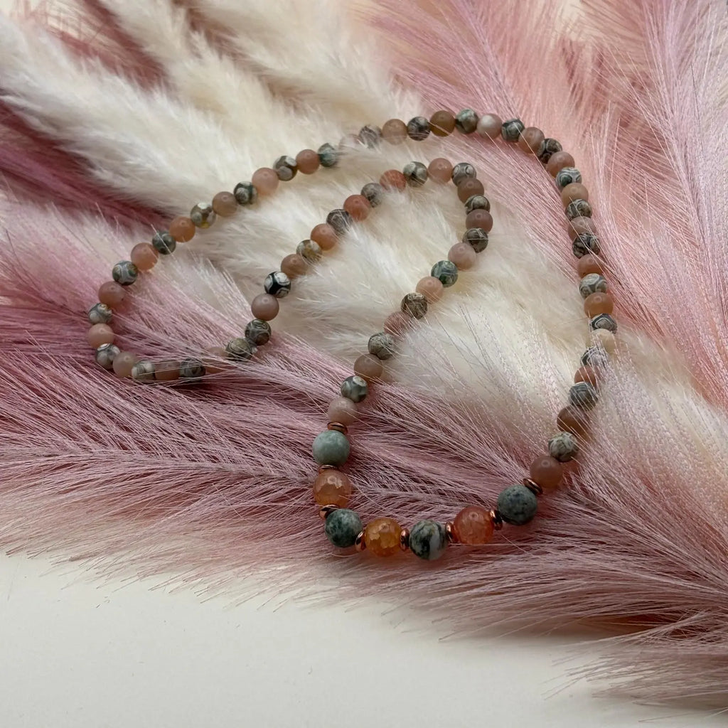 Collier artisanal en perles naturelles saumon perles bicolores sur un élastique