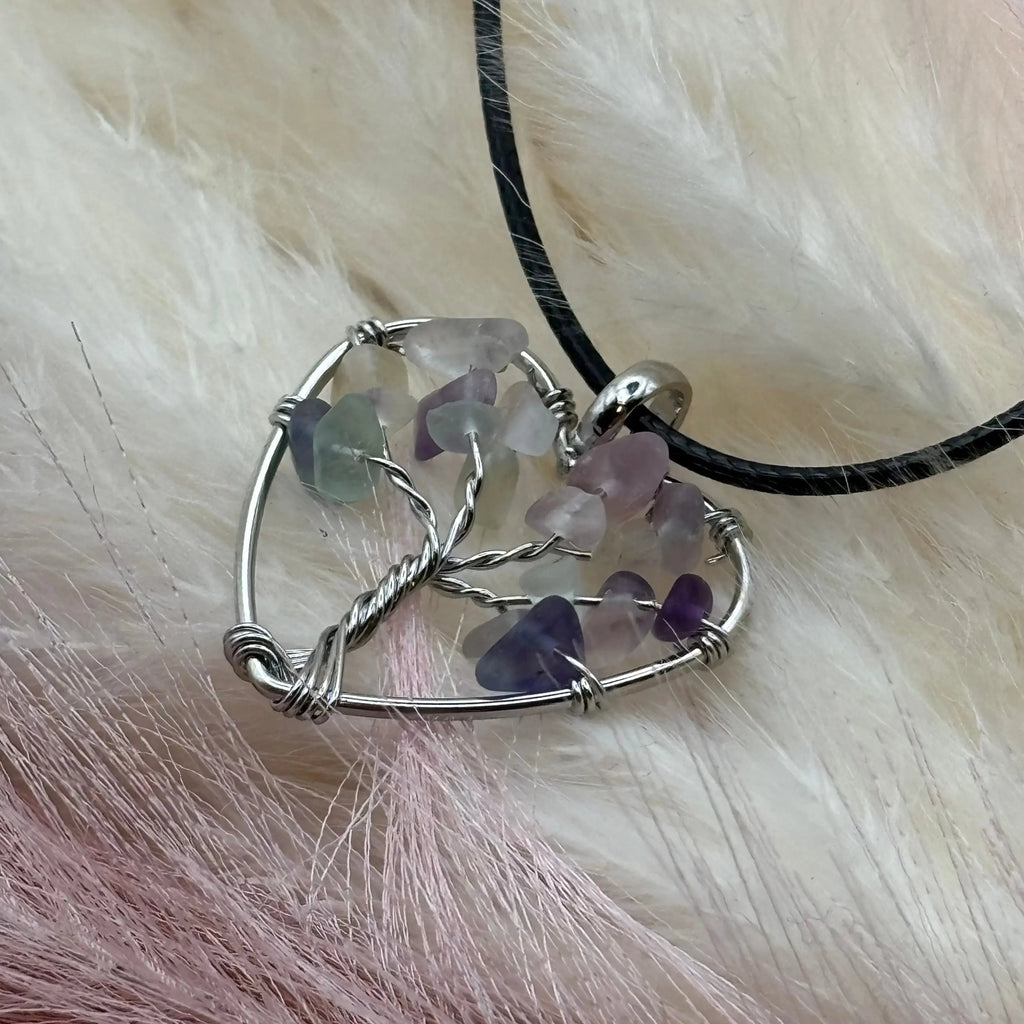 Pendentif avec cordon noir et un cœur   en métal argenté orné de très petites pierres pastels