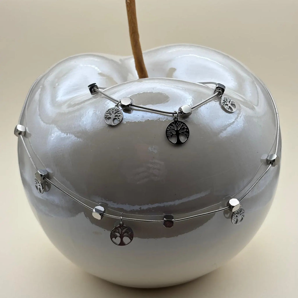 Collier fin argenté avec des breloques arbre de vie