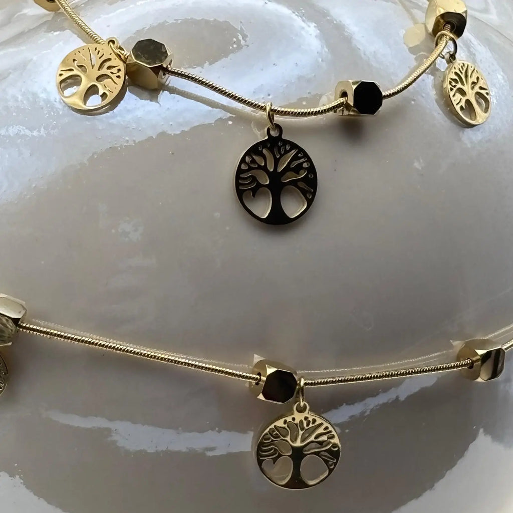 Collier fin doré avec des breloques arbre de vie