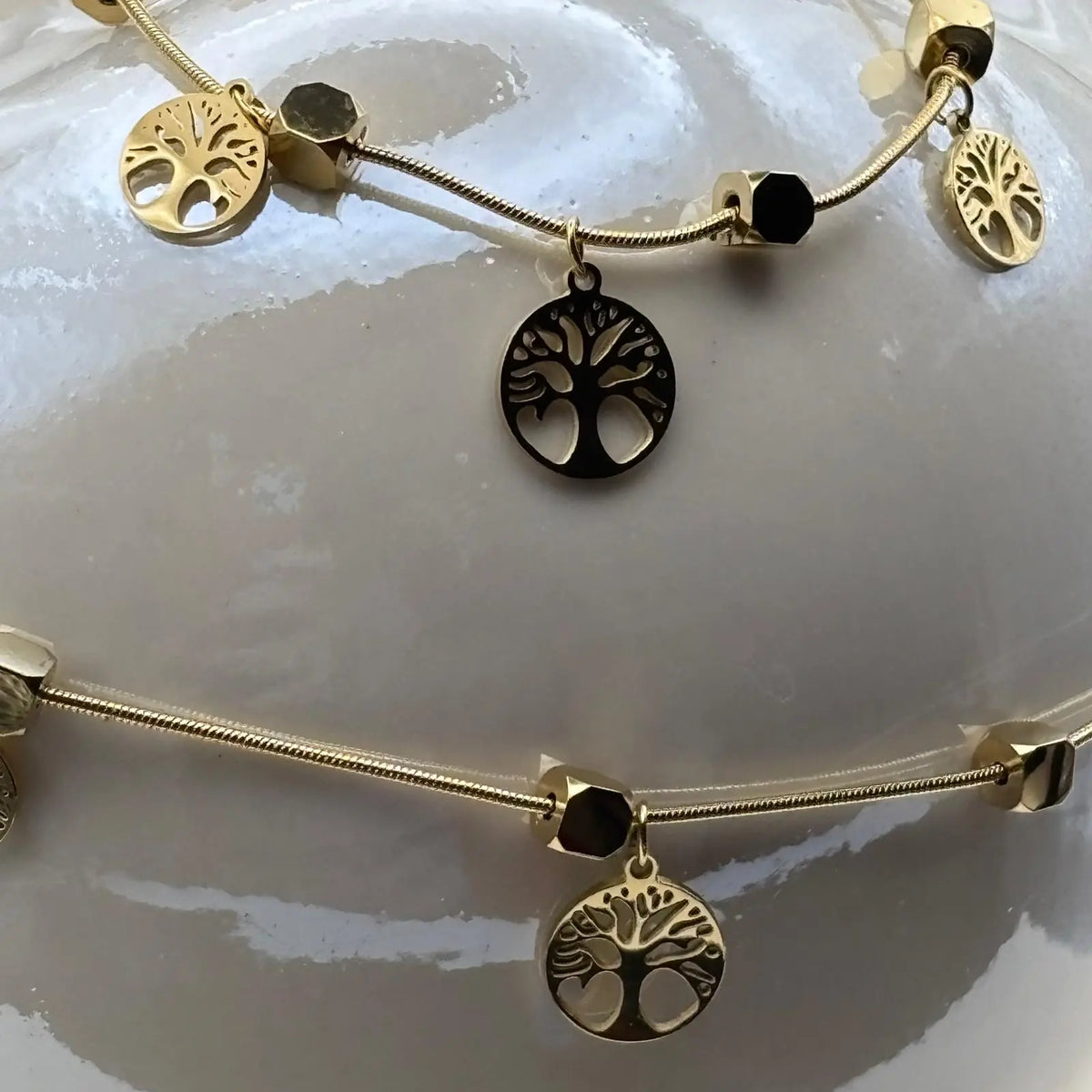 Collier fin doré avec des breloques arbre de vie