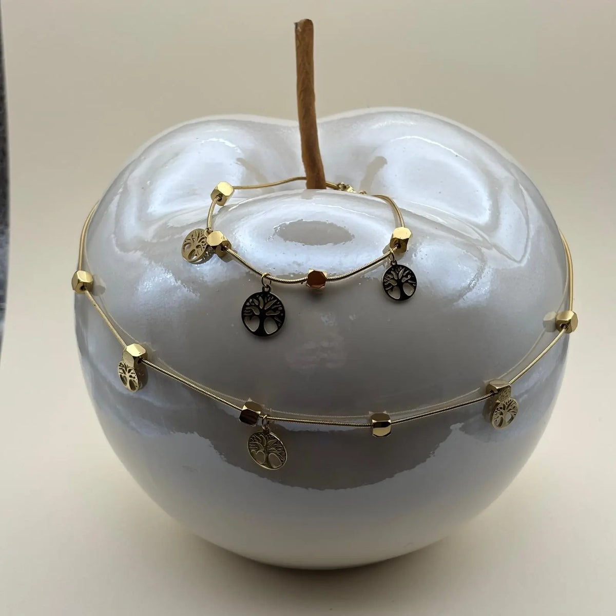 Collier fin doré avec des breloques motif arbre de vie