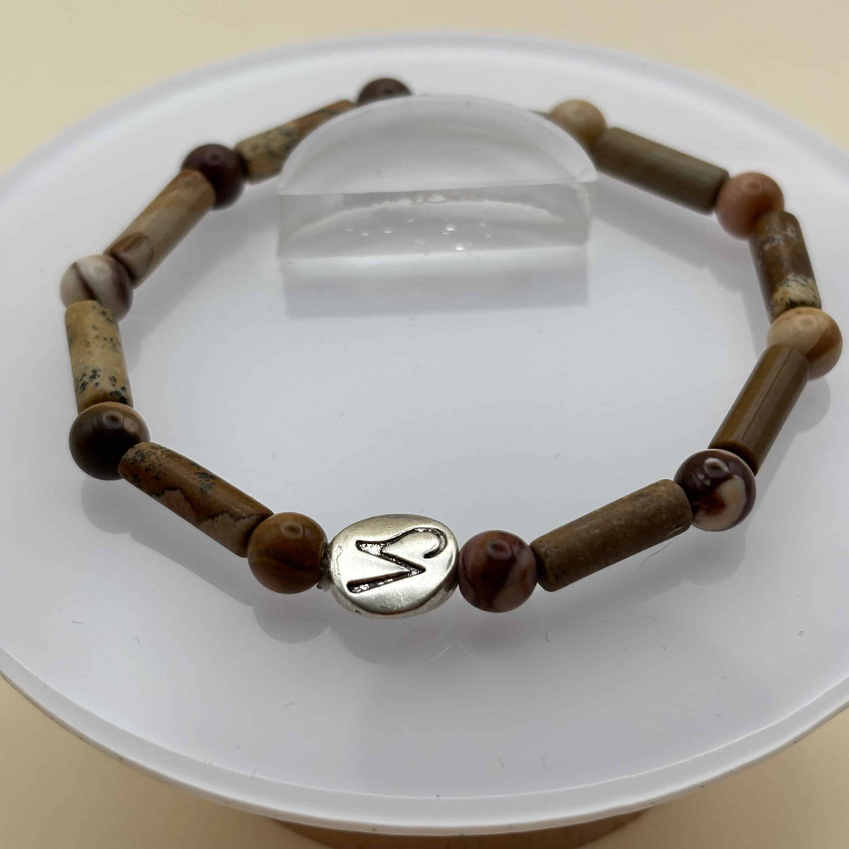 Bracelet en perles sur élastique avec perles en porcelaine et en verre et médaillon avec le signe du capricorne