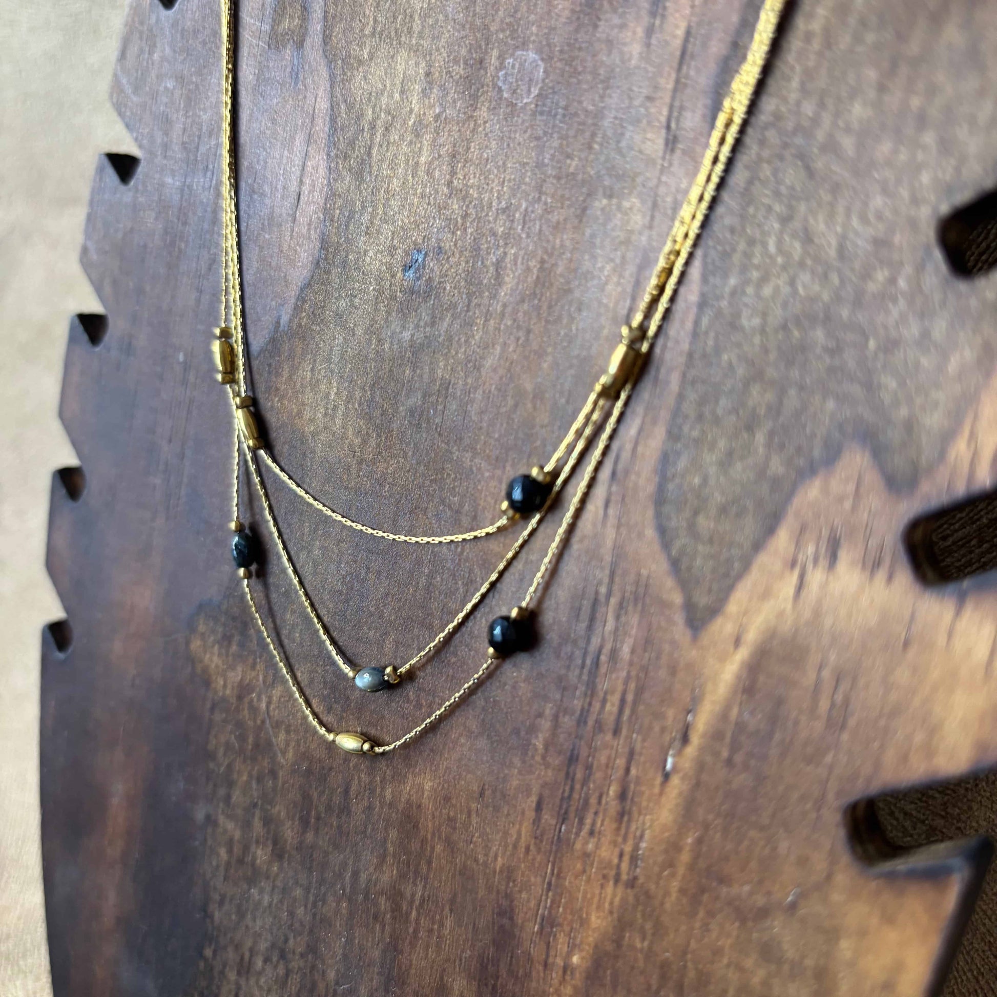 Collier multi rang or ou argent | Petites pierres naturelles noires | Acier inoxydable