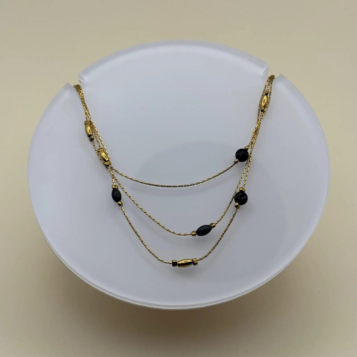 Collier multirangs doré avec perles noires