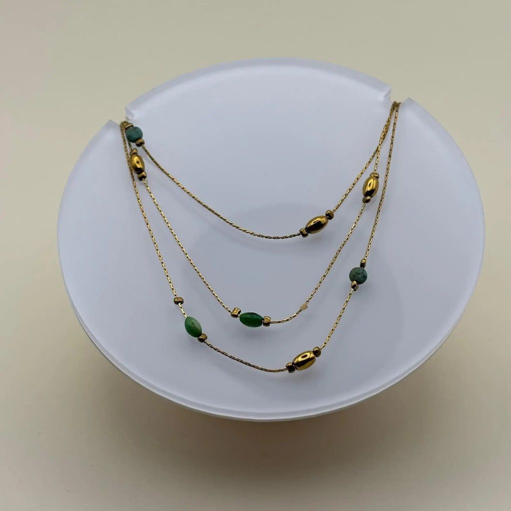 Collier multirangs doré avec perles vertes