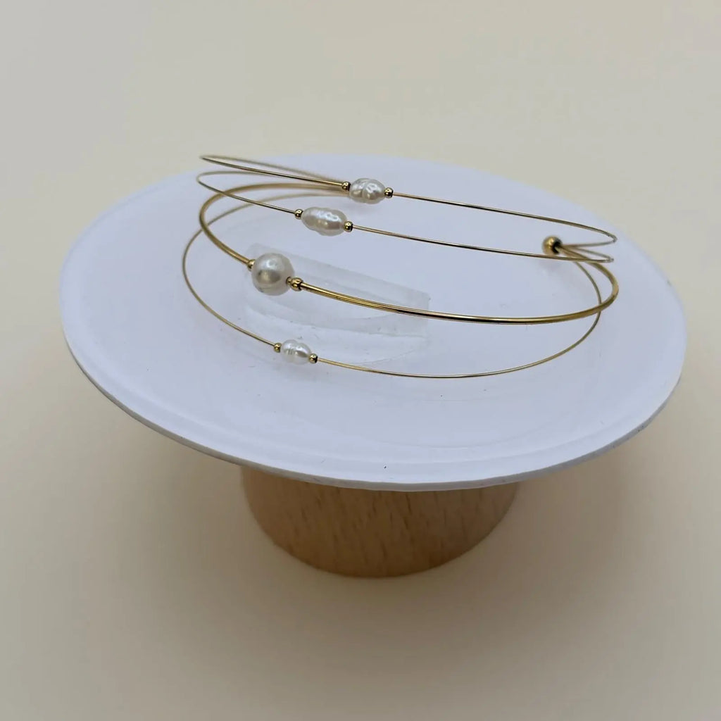 Bracelet doré semi rigide ouvert avec des perle d'eau douce blanches bracelet en acier inoxydable doré