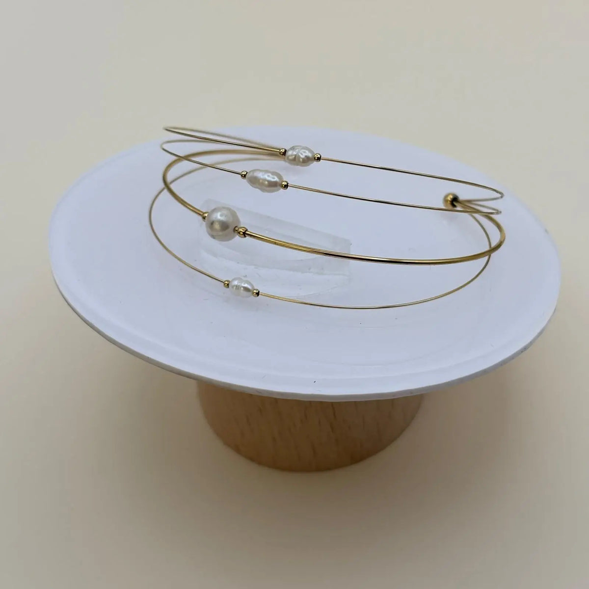 Bracelet doré semi rigide ouvert avec des perle d'eau douce blanches bracelet en acier inoxydable doré