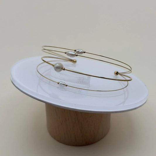 Bracelet doré semi rigide ouvert avec des perle d'eau douce blanches bracelet en acier inoxydable doré