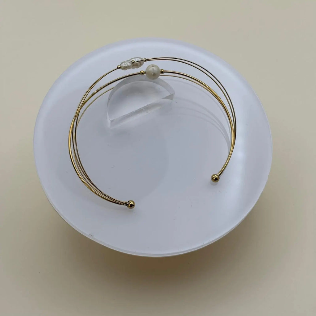 Bracelet de couleur doré semi rigide ouvert avec des perle d'eau douce blanches bracelet en acier inoxydable doré