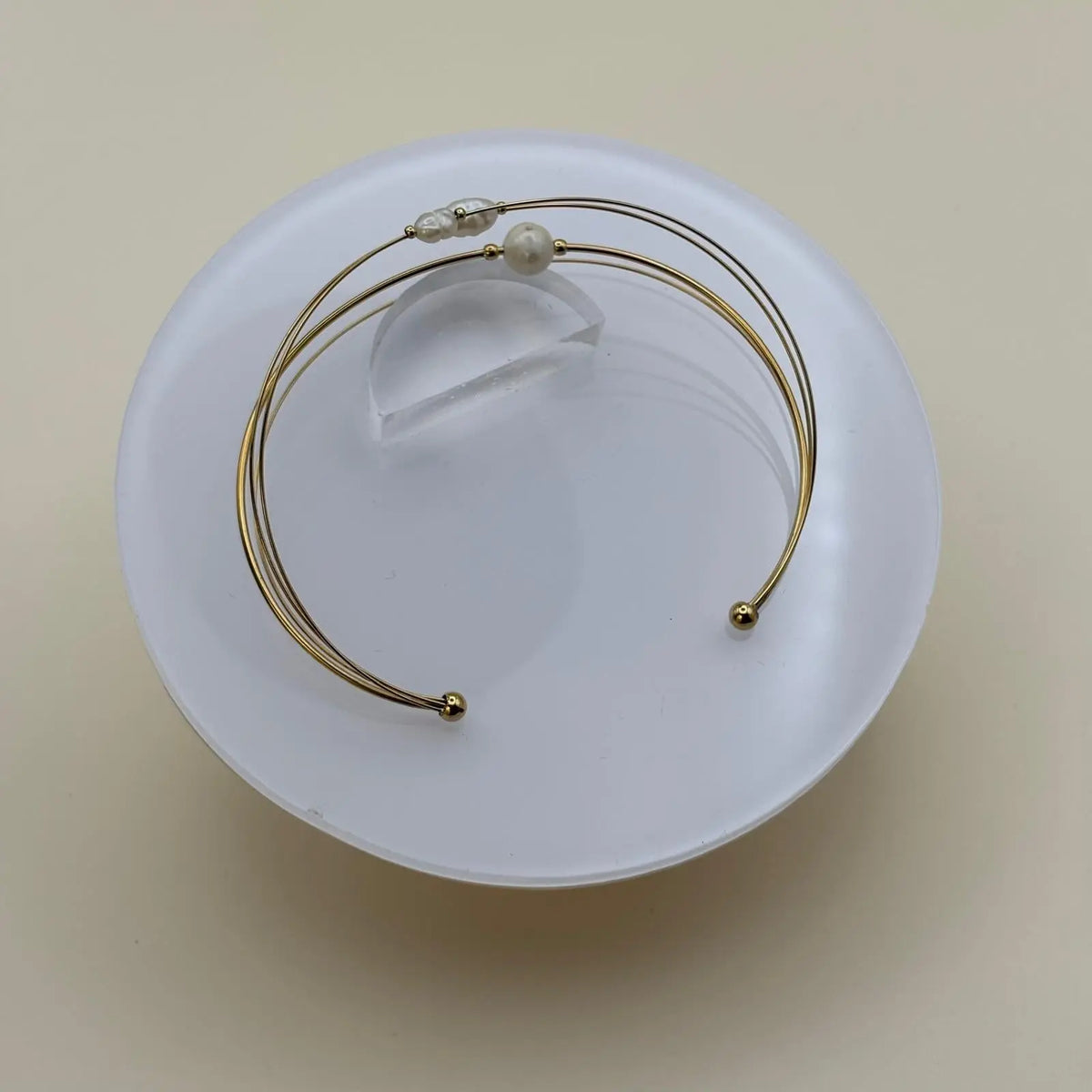 Bracelet de couleur doré semi rigide ouvert avec des perle d'eau douce blanches bracelet en acier inoxydable doré