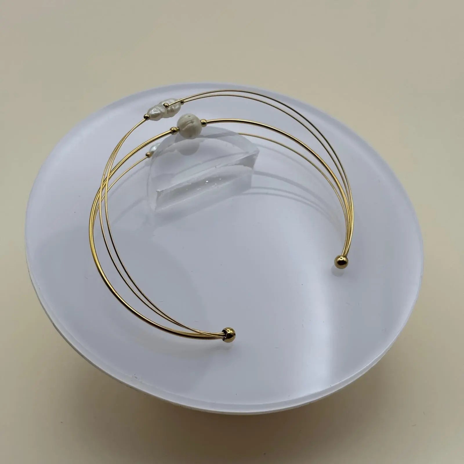 Bracelet couleur dorée semi rigide ouvert avec des perle d'eau douce blanches bracelet en acier inoxydable doré