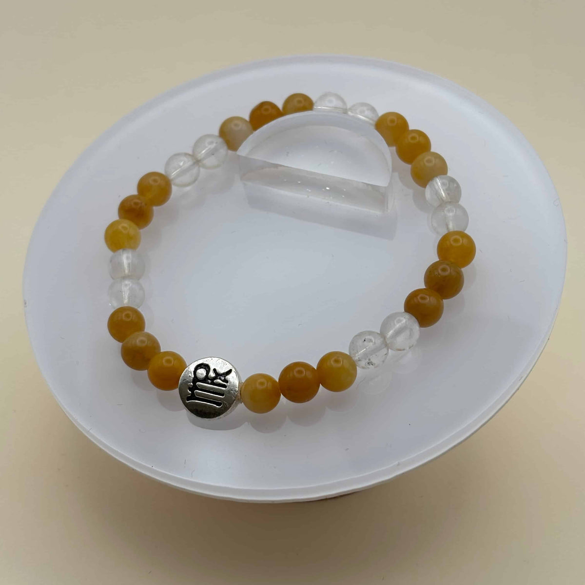 Bracelet en perles sur élastique avec perles en porcelaine et en verre et médaillon avec le signe  de la vierge