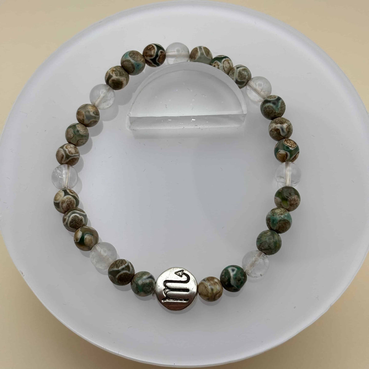 Bracelet en perles sur élastique avec perles en porcelaine et en verre et médaillon avec le signe du scorpion