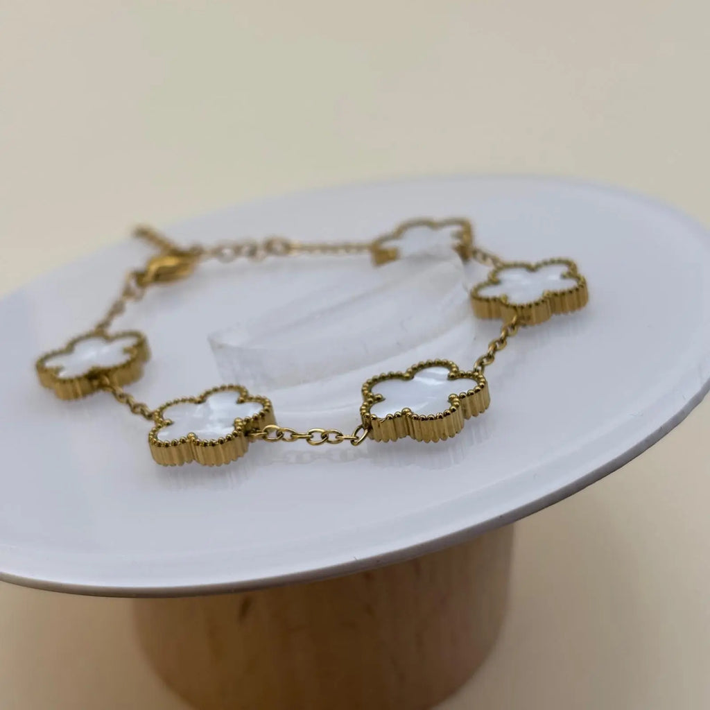 Bracelet chainette doré avec des breloques en forme de trèfles blancs en acier inoxydable 
