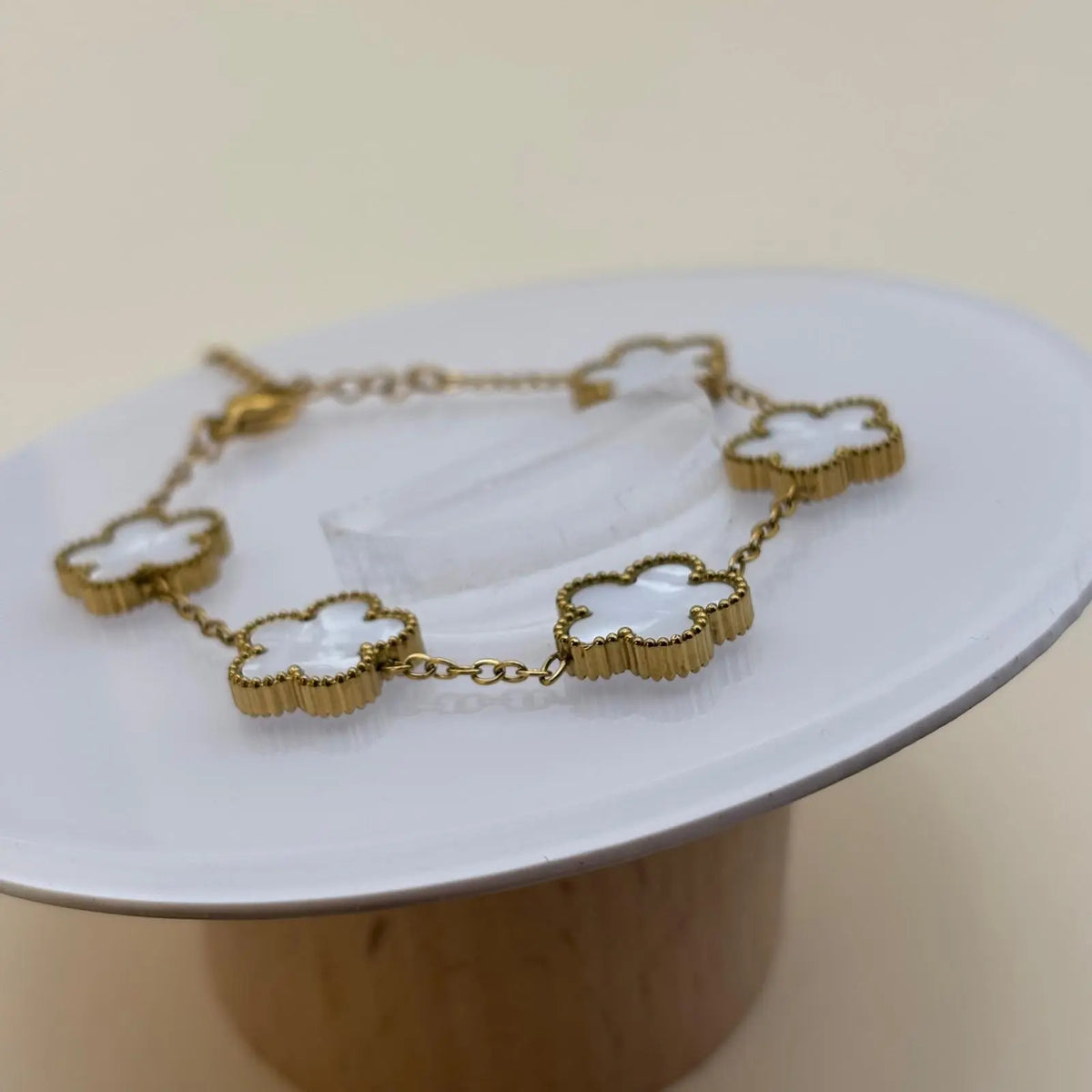 Bracelet chainette doré avec des breloques en forme de trèfles blancs en acier inoxydable 